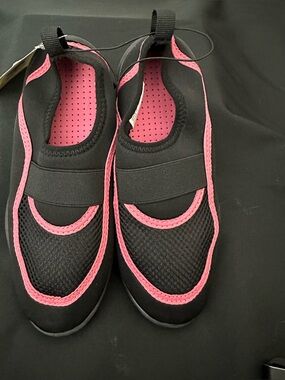 Girls Pink & Black Slip On Water Shoes
Sz 1
NWT